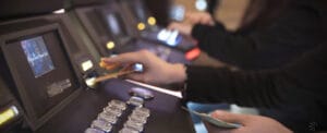 スロット台にお金と会員カードを投入