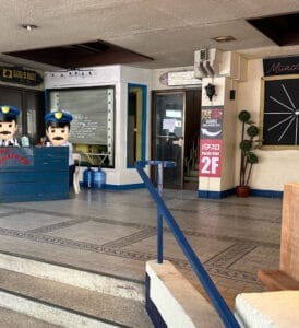 娯楽(GORAKU)店舗前の警備員